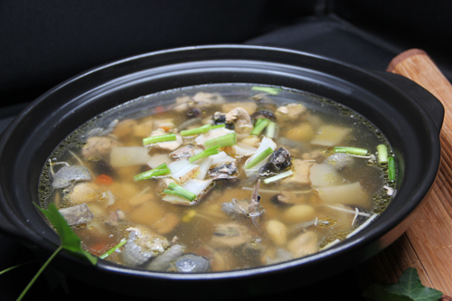 Stewed black-bone chicken hot pot with Tianma